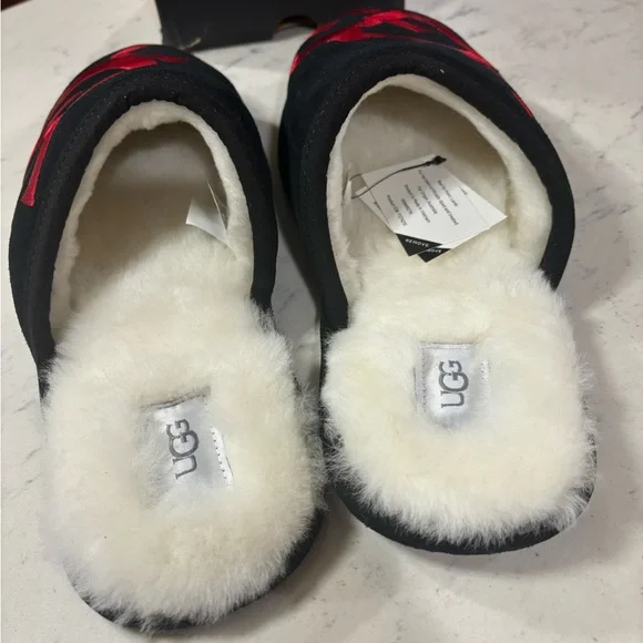 UGG Men's Scuff Logo Slipper 100% Authentic Black/Red - Picture 5 of 7